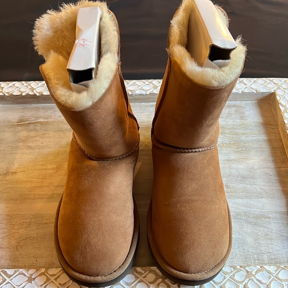 UGG Australia Bailey Mariko genuine sheepskin boot Chestnut (gently used) size 6